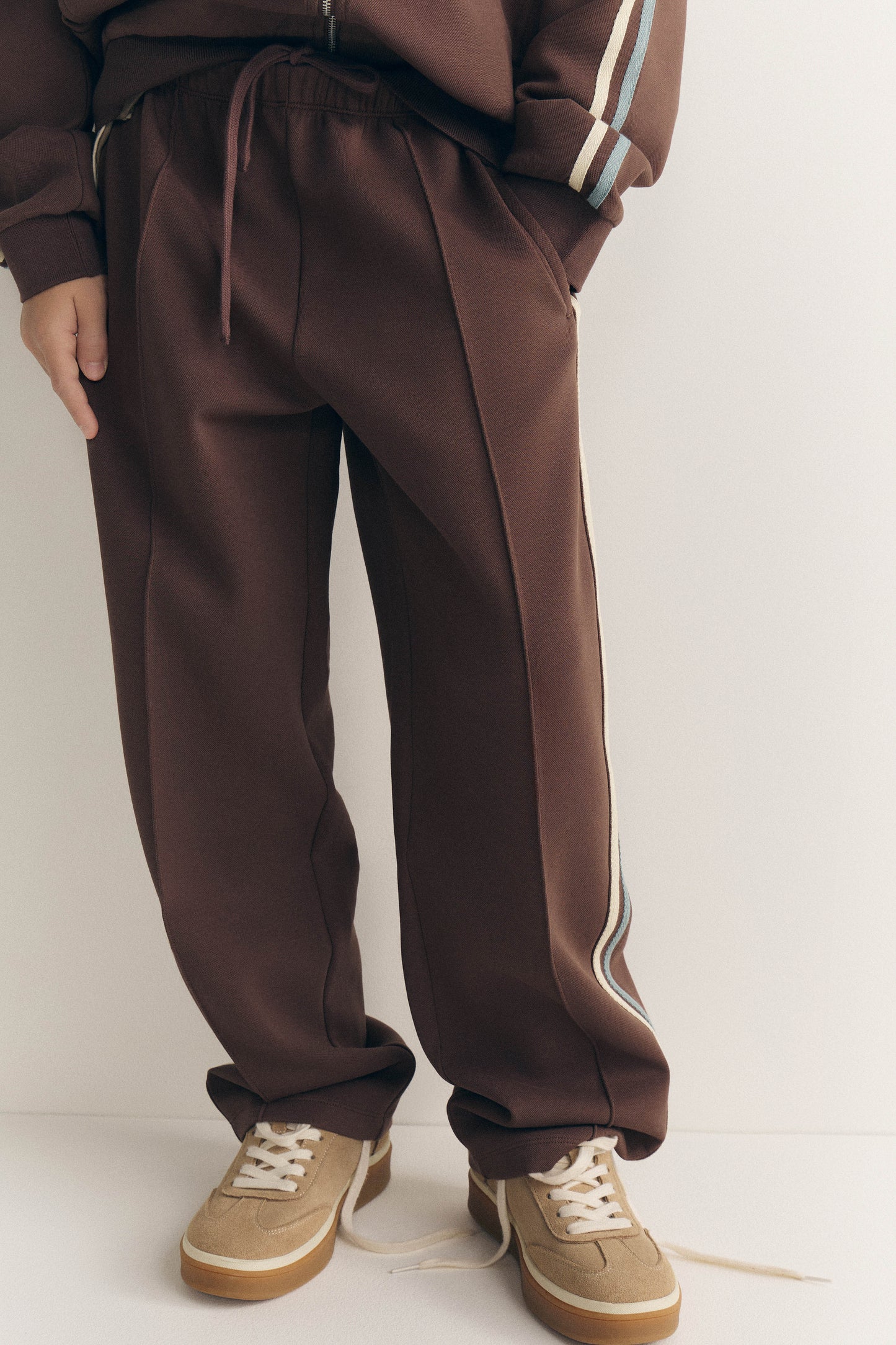 DARK BROWN