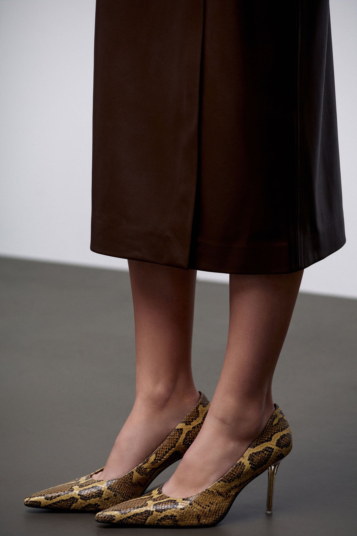DARK BROWN